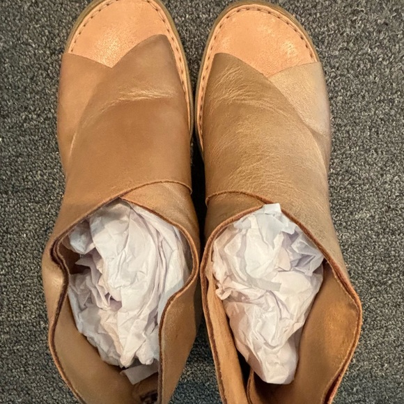 Born Iwa criss-cross Gold Sandal size 7 - Picture 6 of 7